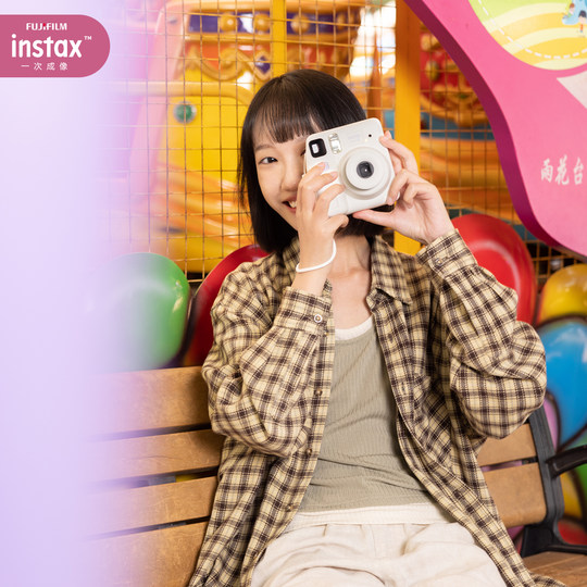 Fuji Polaroid miniSE camera is simple and practical