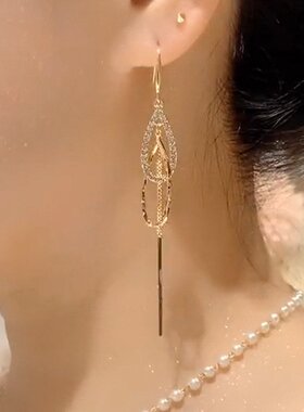 气质不对称镶钻水滴流苏耳环女百搭显脸瘦耳坠轻奢高级感长款耳饰