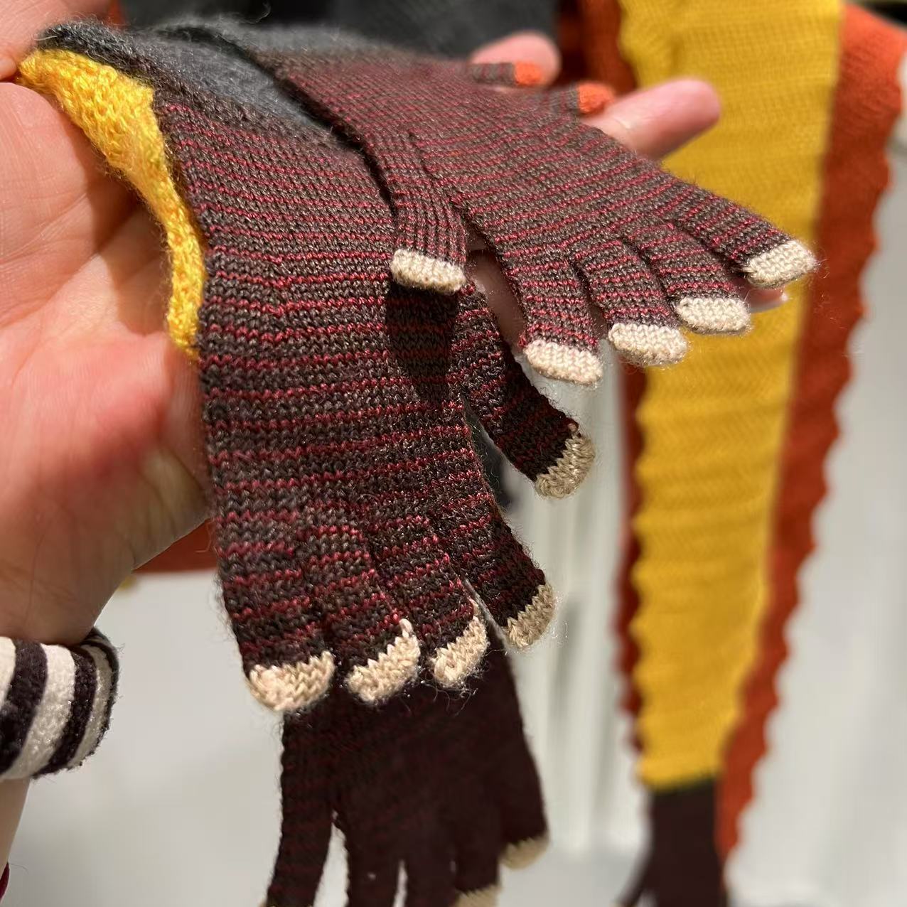 At Studios专机定制款羊绒羊毛手掌围巾童趣百搭披肩围脖三角巾 - 图0