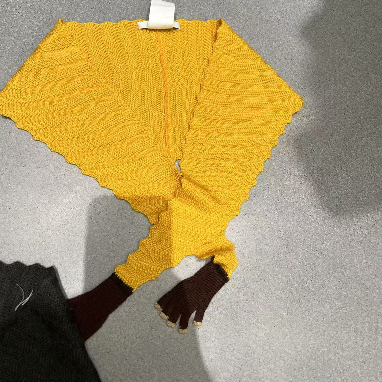 At Studios专机定制款羊绒羊毛手掌围巾童趣百搭披肩围脖三角巾 - 图3