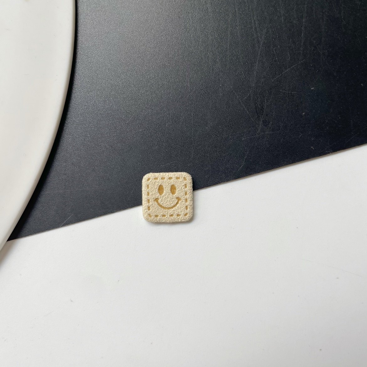 手工DIY毛线玩偶包包装饰皮标压花笑脸兔子图案皮革服装鞋包织唛,淘宝优惠券,粉丝福利购,淘宝优惠卷