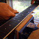 ແຜ່ນ Guitar fretboard ແລະຄໍ disassembly ເພື່ອເຮັດໃຫ້ເຄື່ອງດົນຕີ