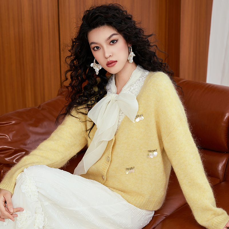 曼诺比菲商场同款2025冬季减龄钉珠亮片v领开衫毛衣女SGBM143118 - 图0