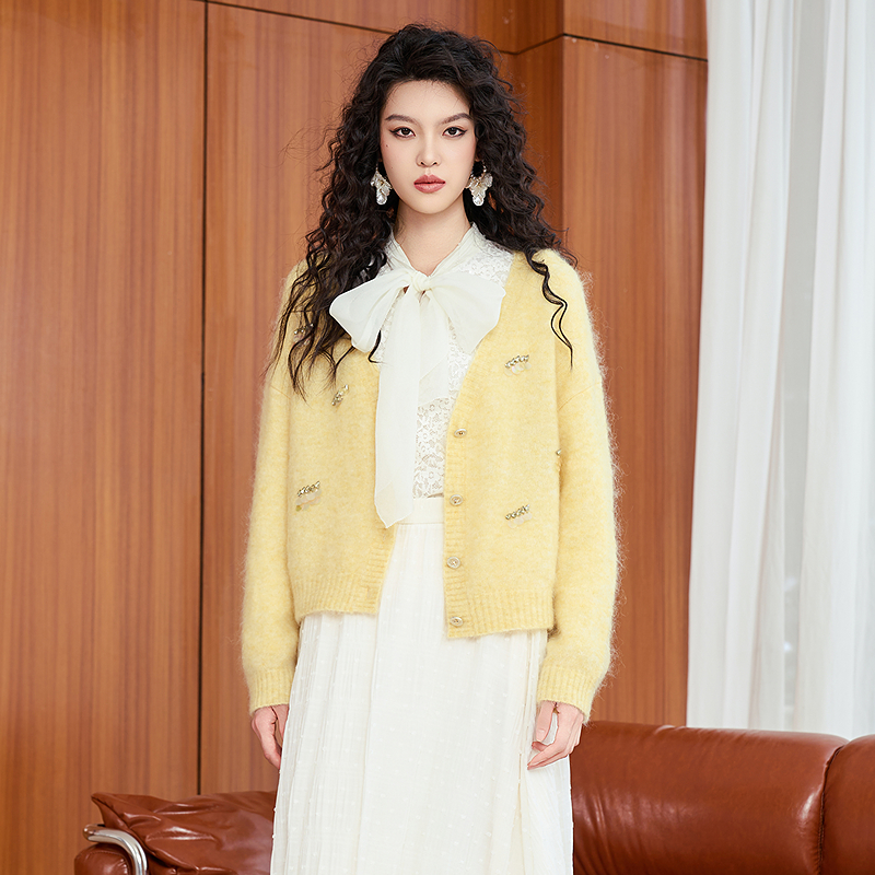 曼诺比菲商场同款2025冬季减龄钉珠亮片v领开衫毛衣女SGBM143118 - 图2