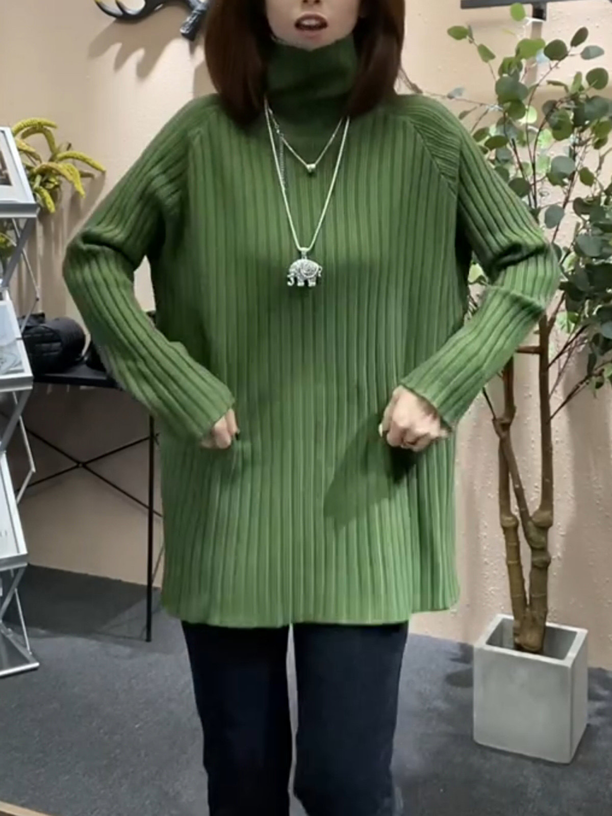 欧货2025秋冬新款高领套头纯色宽松开叉前短后长针织衫打底毛衣女 - 图0