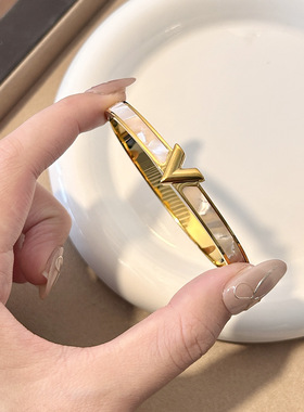 欧美跨境大V字母钛钢手镯女轻奢百搭个性小众设计感仿白贝手饰品