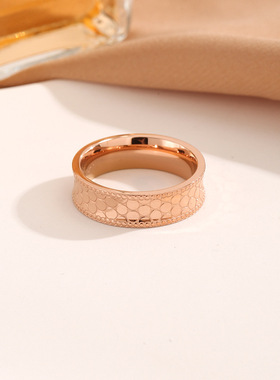 龙鳞蜂巢钛钢戒指女波光粼粼时尚指环鱼鳞片18k金色可水洗不掉色