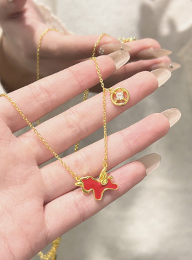 2026年新款红色小马铜钱币项链女设计感小众感精致百搭锁骨链