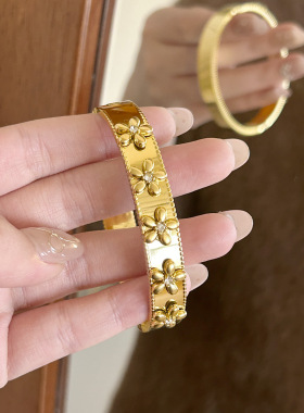 欧美跨境通体钛钢不掉色小雏菊花朵手镯万花筒小众设计轻奢手饰品