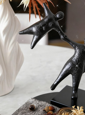 北欧拉手人物摆件携手同行创意装饰现代客厅饰品工艺品样板间模具