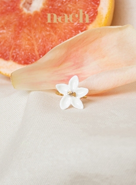 NACH纯白茉莉花爱心花蕊陶瓷戒指