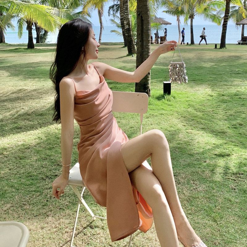 法式复古氛围感光泽缎面吊带裙轻奢开叉荡领褶皱连衣裙礼服姐妹裙