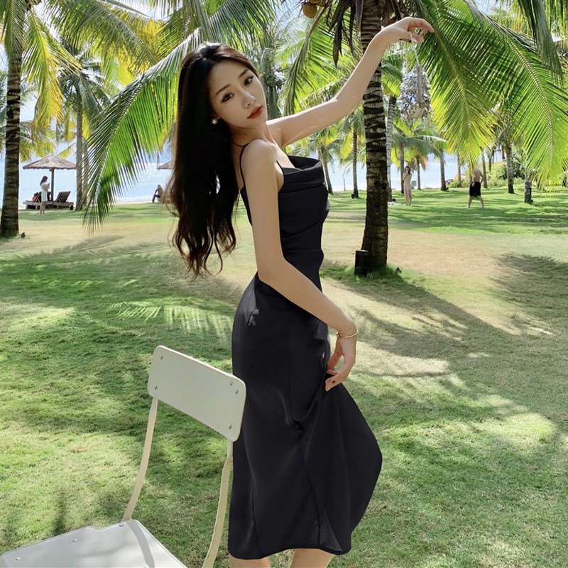 法式复古氛围感光泽缎面吊带裙轻奢开叉荡领褶皱连衣裙礼服姐妹裙