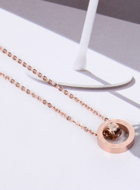 双环罗马数字镶钻钛钢吊坠项链