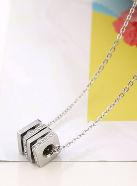 钛钢满钻四方柱18K金吊坠锁骨链