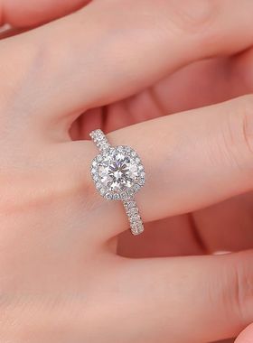 纯银方包莫桑指女轻奢气质经典圆形四爪开口戒指