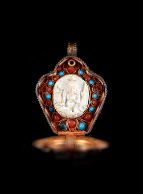 尼泊尔纯银镶碧玺骨雕四臂象鼻财神嘎乌盒（背面錾刻金刚杵）