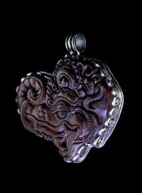 尼泊尔纯银镶木雕摩羯龙挂饰