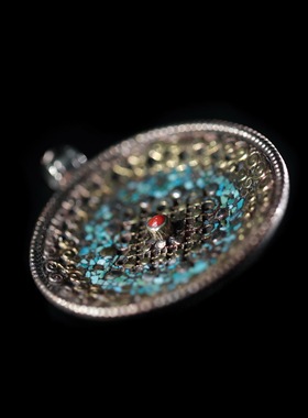 尼泊尔铜鎏银嵌宝石錾刻八吉祥吉祥结佛牌挂饰