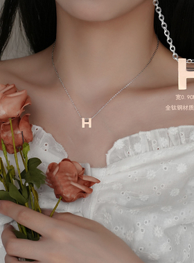 批 发水洗不掉色字母H项链女锁骨链银色女颈链女吊坠女生简约配饰