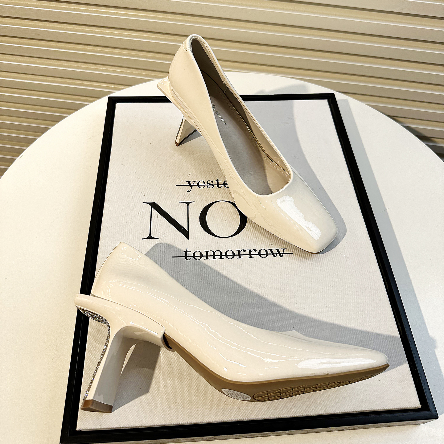 职业高跟鞋女粗跟软皮不累脚红色2025秋新款水钻漆皮方头单鞋婚鞋 - 图0