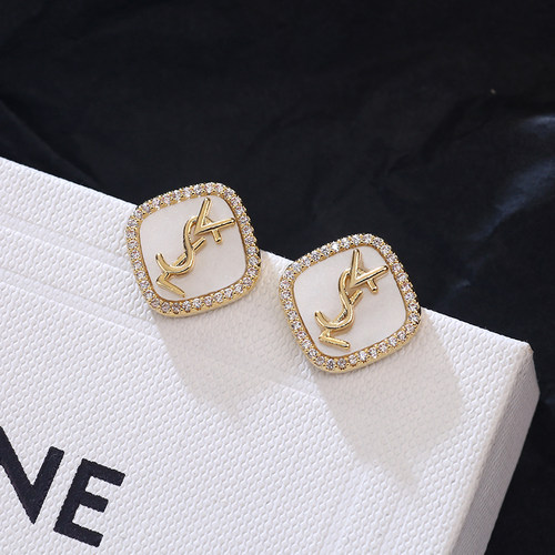 红色菱形字母小香风耳钉轻奢高级感气质大气复古耳环秋冬女士耳饰 - 图3