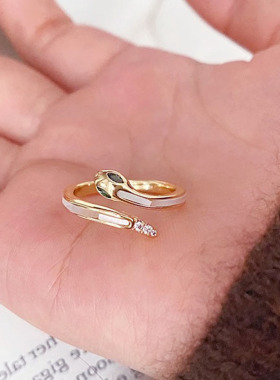 灵蛇出洞财运亨通重工轻奢！吸米白贝母绿眼蛇形开口戒指