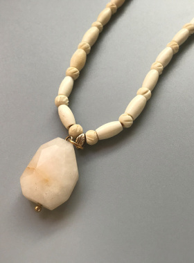 乳白色牛骨皮绳玉石长款毛衣链