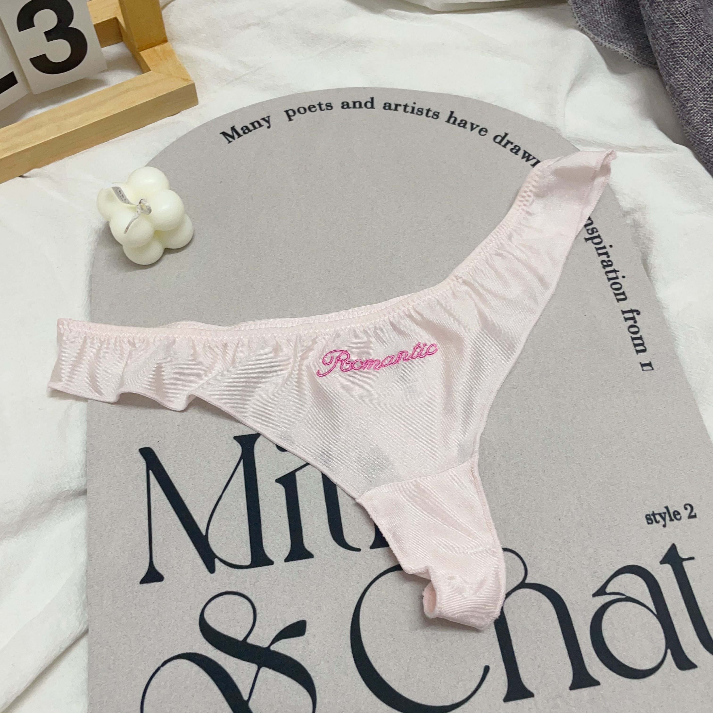 纯欲丁字裤性感字母冰丝缎面时尚刺绣法式欧美辣妹女士无痕T内裤,淘宝优惠券,粉丝福利购,淘宝优惠卷