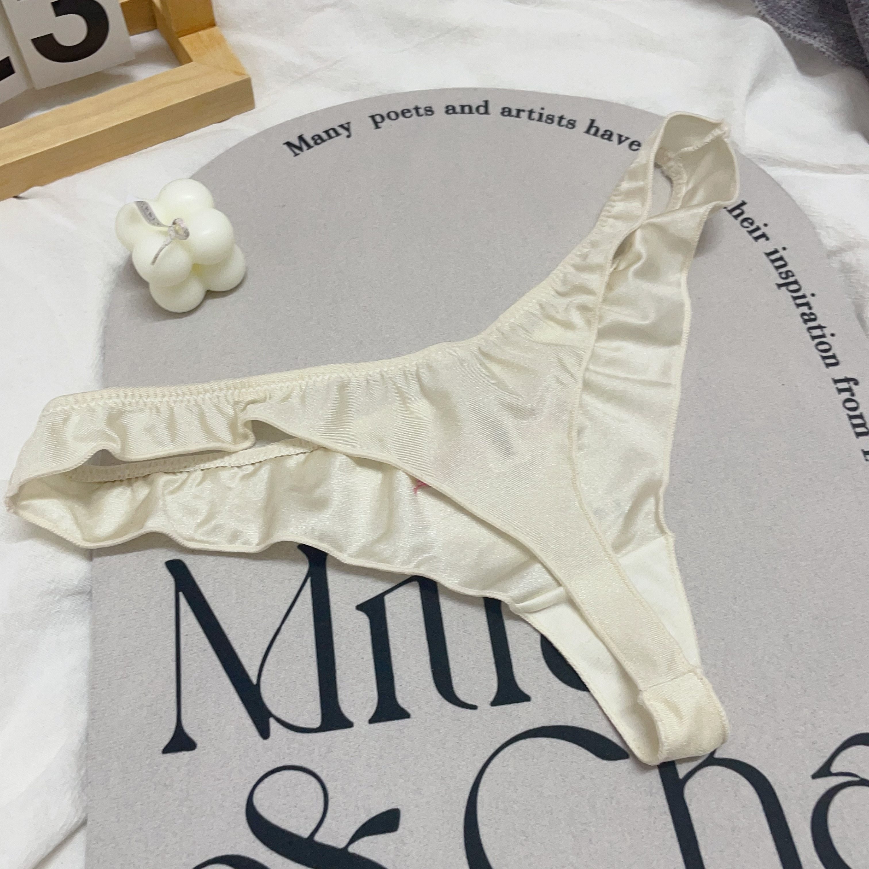 纯欲丁字裤性感字母冰丝缎面时尚刺绣法式欧美辣妹女士无痕T内裤,淘宝优惠券,粉丝福利购,淘宝优惠卷