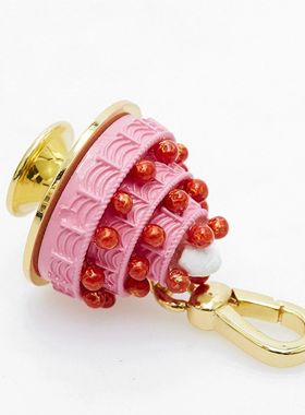 新款时尚甜美粉色三层蛋糕吊坠个性潮人珐琅彩釉草莓挂件包挂饰品