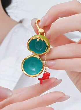 新款原创立体潮镶钻珐琅彩釉绿色椰子吊坠设计感可打开红色小鱼链