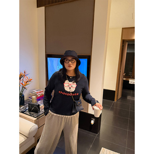 铅笔小鑫大码女装 蕾丝拼接修身显瘦下摆卡通小狗印花长袖T恤 - 图1