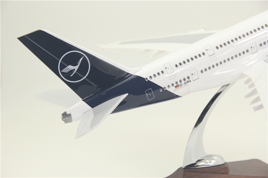 飞机模型空客A380-800新款德国汉莎航空客机礼品摆件镂空工艺45cm - 图2