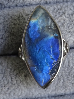 天然钠长石蓝光戒指原矿