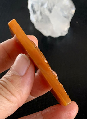 天然黄龙玉方牌生肖鸡吊坠无事牌