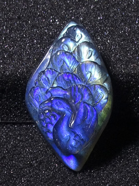 吊坠钠长石雕刻孔雀项链