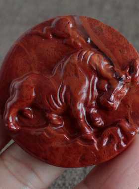 天然红碧玉雕刻红牛吊坠圆牌乾坤