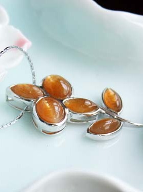 天然镶嵌日光石挂件项链水晶吊坠