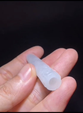 精品新疆和田玉籽料云纹细烟嘴 留原皮白度一级 玉质油润65×12mm