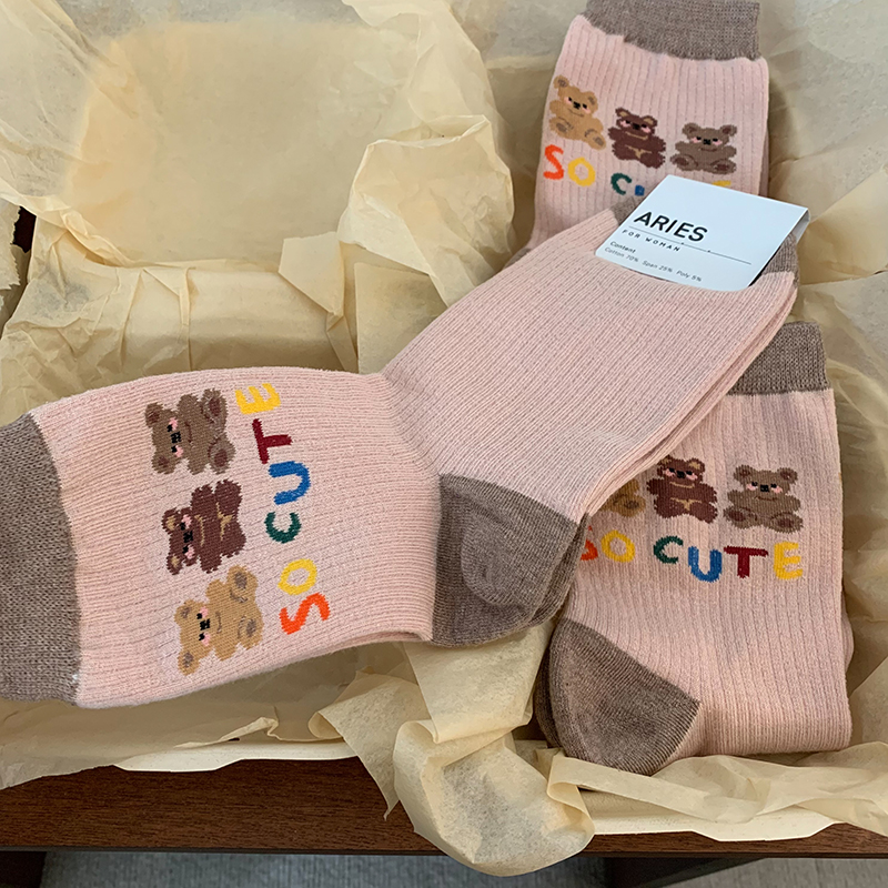 韩国进口奶茶粉色小熊字母可爱袜子童趣减龄女棉袜中筒袜运动袜 - 图0