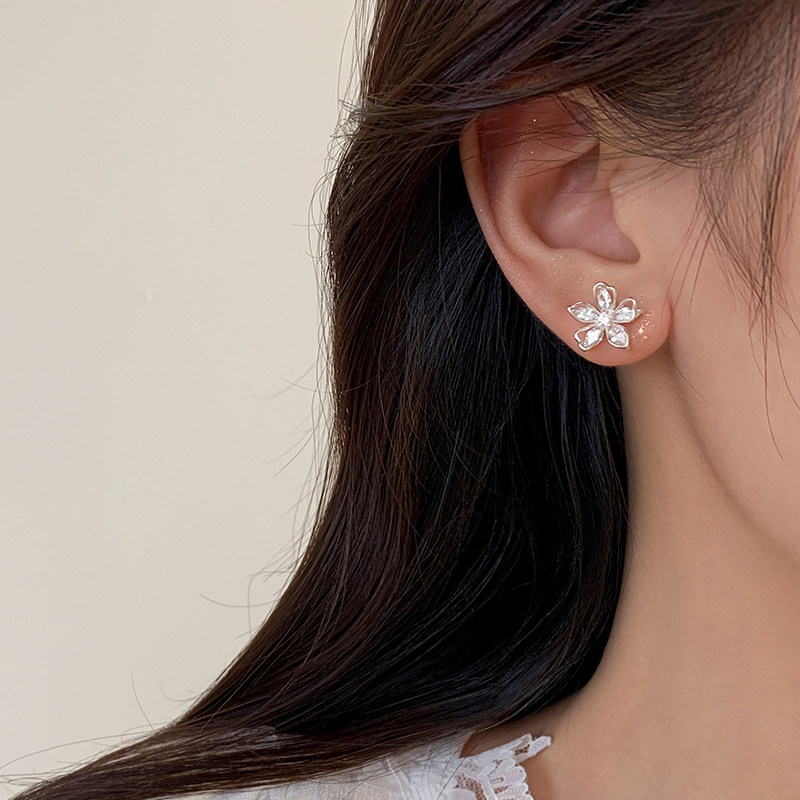 【巷南】999银花朵耳钉女轻奢高级感2025新爆款小众气质耳环耳饰,淘宝优惠券,粉丝福利购,淘宝优惠卷