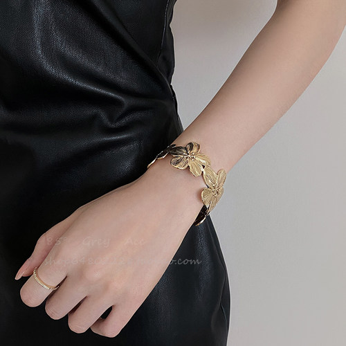 小众设计宽版花朵开口手镯女简约气质高级感手环精致轻奢臂环配饰 - 图3