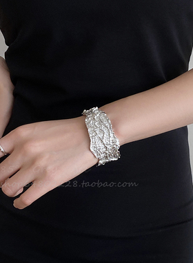 冷淡风金属不规则肌理宽面手镯