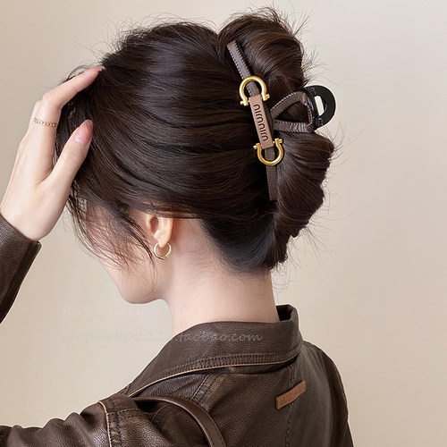 小众设计皮革字母大号抓夹女轻奢高级感鲨鱼夹2026新款爆款发夹子 - 图1