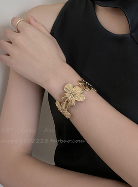 小众设计宽版花朵开口手镯