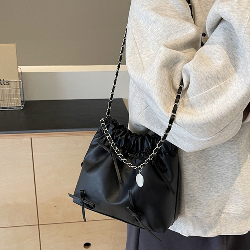蝴蝶结包包女新款2024时尚高级质感单肩包夏天流行百搭链条水桶包 - 图1