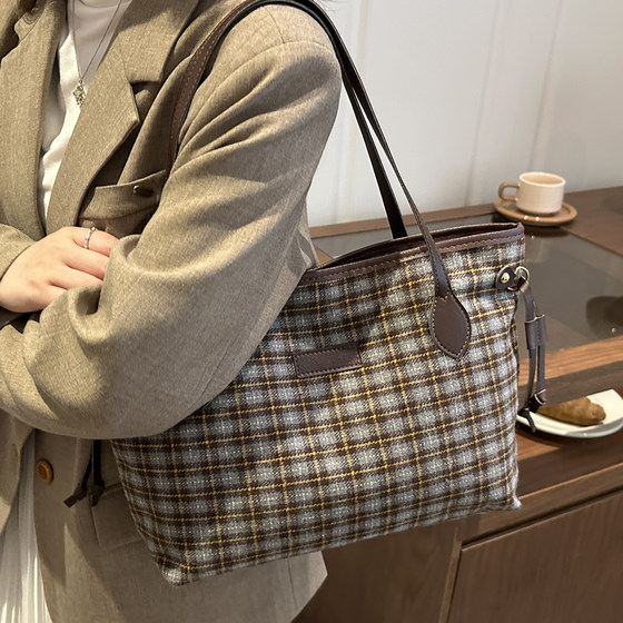 Large-capacity fashionable one-shoulder retro plaid tote bag