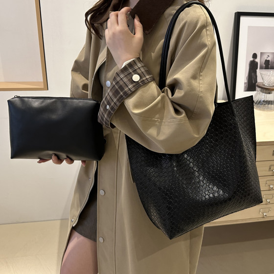 Korean woven large-capacity shoulder commuter bag tote bag
