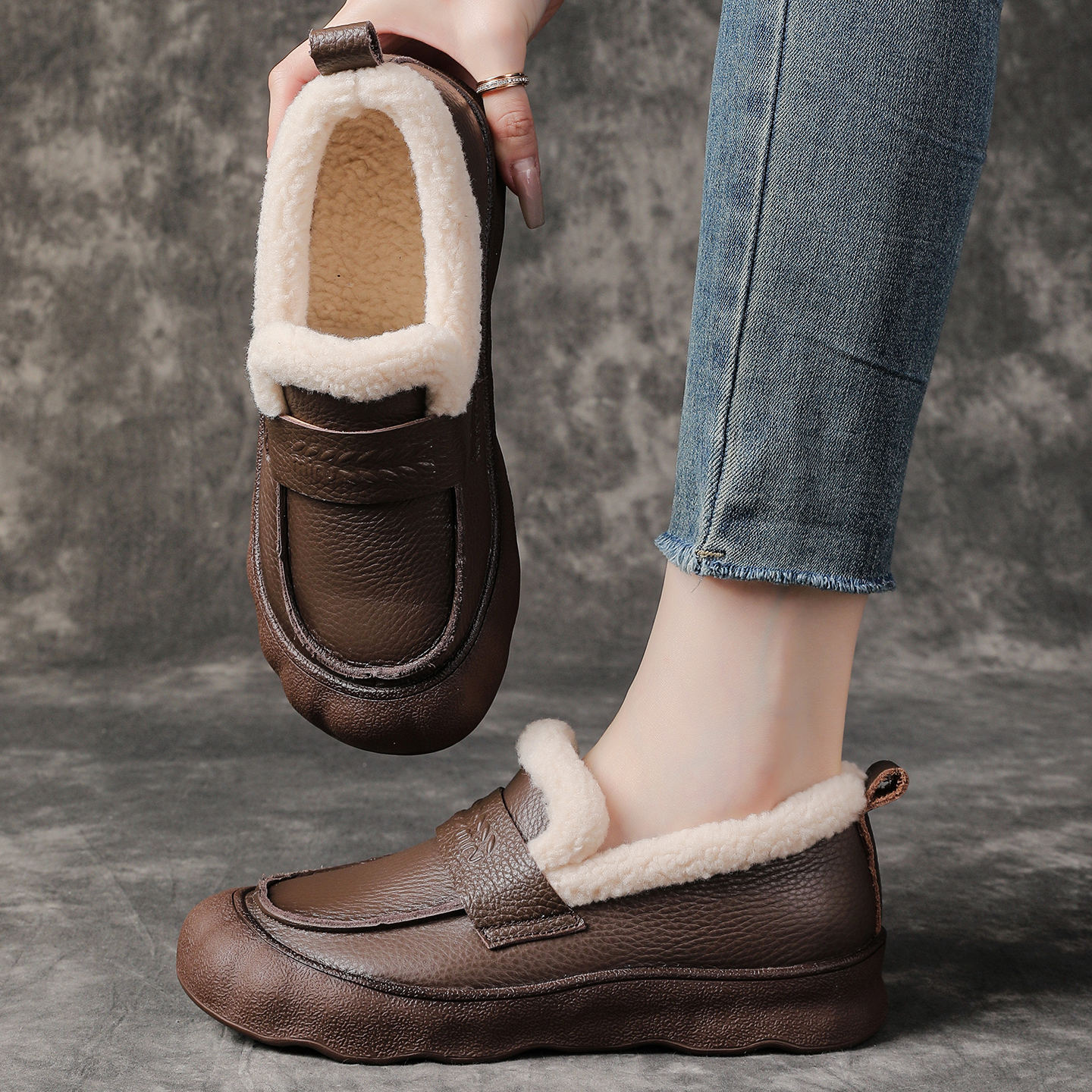 真皮妈妈鞋子超软牛筋底加绒舒适不累脚中老年皮鞋秋冬款豆豆棉鞋 - 图1